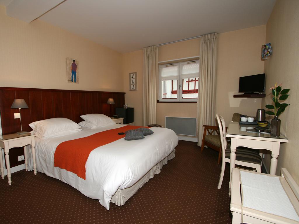 Hotel Les Almadies - Coeur De Ville Saint-Jean-de-Luz Room photo